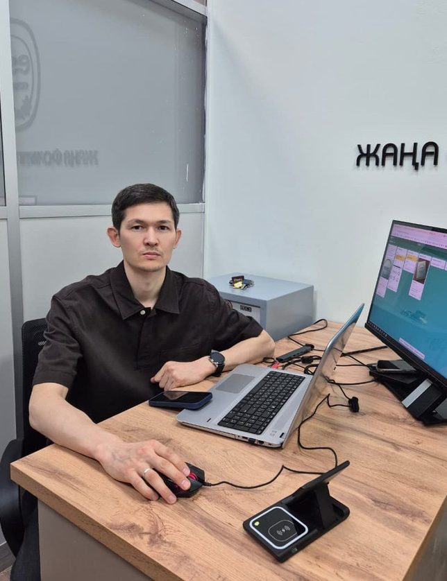 Директор на рабочем месте под логотипом компании