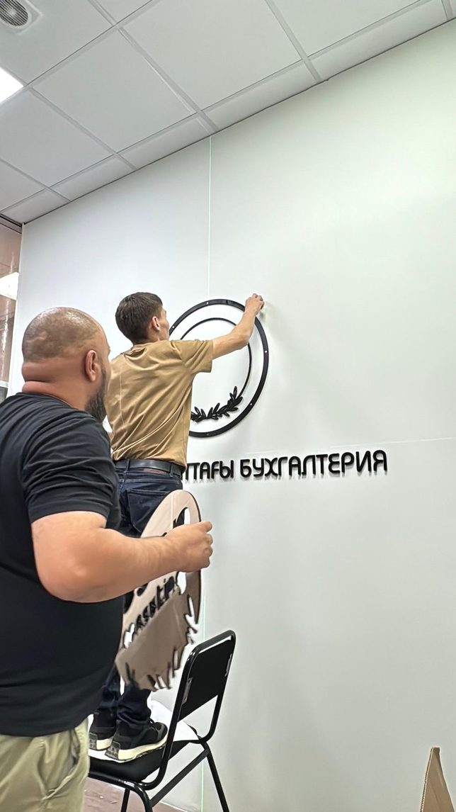 Монтаж знака компании в переговорной